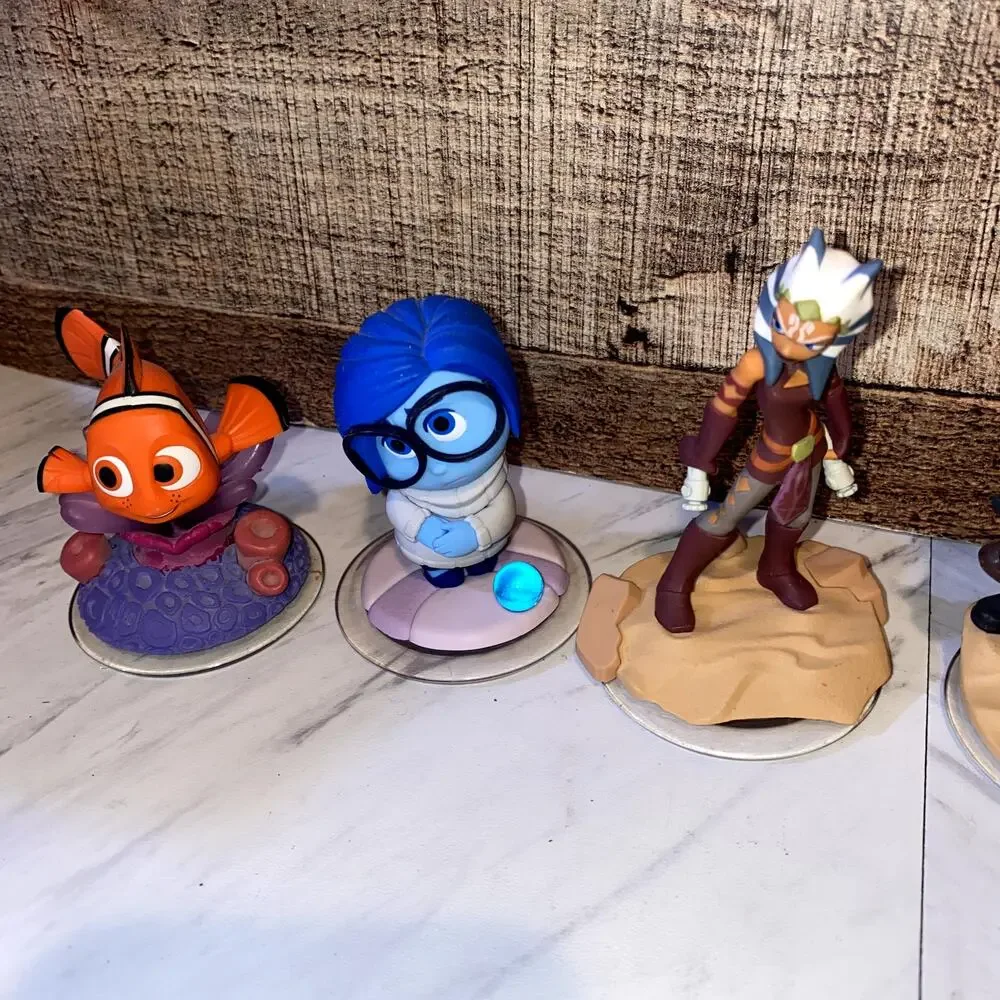Disney Infinity 3.0 Lot of 6 Characters & 3.0 Disk CD Game